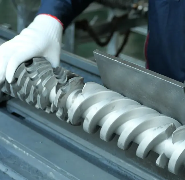 Зашто се црне линије више пута појављују у екструдеру? Овај чланак вас учи како да брзо утврдите да ли је то узроковано проблемом са цеви или завртњем.